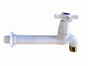 Llave de chorro plástica,Color blanco con salida para manguera, medida 1/2" Llave de chorro plástica